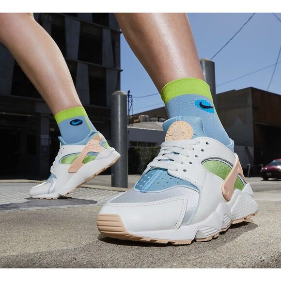 Women's Nike Air Huarache SE Pastel Colors & White Sun Club Sneakers Size 6.5 - Picture 14 of 15